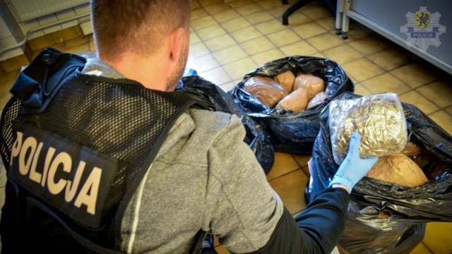 Narkotyki warte prawie 1 milion złotych, nielegalną broń, amunicję i tytoń przechwycili policjanci w Sławnie.