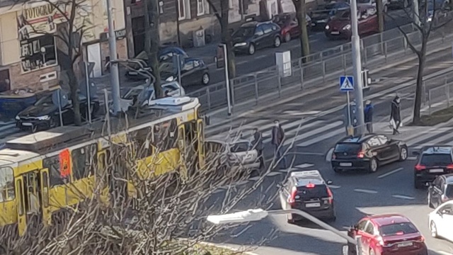 Jedna osoba została ranna i odwieziona do szpitala w wyniku wypadku, do którego doszło na placu Odrodzenia w Szczecinie. Samochód osobowy zderzył się z tramwajem jadącym w kierunku placu Szarych Szeregów.