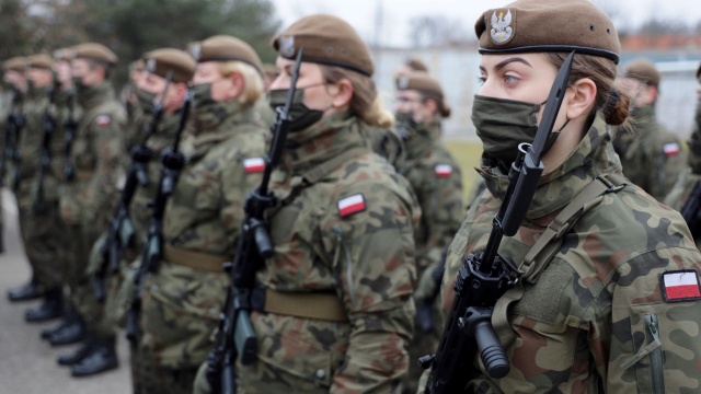 Ochotnicy wstąpią w niedzielę w szeregi zachodniopomorskich Wojsk Obrony Terytorialnej. Na placu apelowym koszar 14. Zachodniopomorskiej Brygady Obrony Terytorialnej w Szczecinie uroczystą przysięgę wojskową złoży 35 żołnierzy.