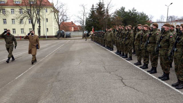 Zachodniopomorskie ma 40 nowych terytorialsów. Złożyli w niedzielę przysięgę w 14 Zachodniopomorskiej Brygadzie Obrony Terytorialnej. Uroczystość odbyła się na placu apelowym brygady w Podjuchach.