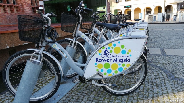 Chociaż każdego roku sezon roweru miejskiego ruszał w Kołobrzegu 1 marca, to w poniedziałek miejskie wypożyczalnie jednośladów pozostały puste.