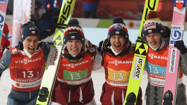 Polscy skoczkowie w składzie: Piotr Żyła (139 i 139 m), Andrzej Stękała (122,5 i 127 m), Kamil Stoch (133 i 132,5 m), Dawid Kubacki (131 i 127,5 m) - zdobyli brązowy medal mistrzostw świata w narciarstwie klasycznym w niemieckim Oberstdorfie w drużynowym konkursie na dużym obiekcie.