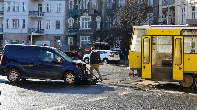 Samochód osobowy zderzył się z tramwajem. Do stłuczki doszło na rondzie.