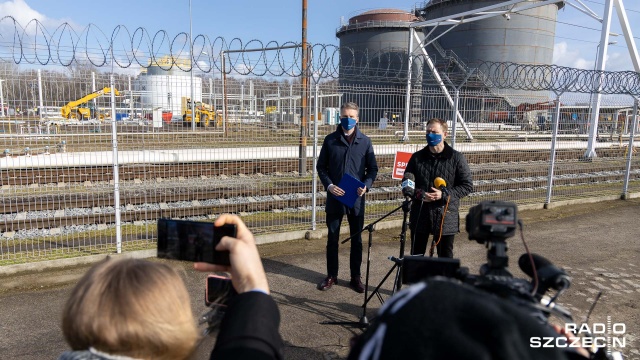 Mówią, że baza paliw w Szczecinie trafi w ręce Rosjan - źródłem tej informacji mają być, ludzie w Szczecinie, którzy to otwarcie twierdzą - Arkadiusz Marchewka i Sławomir Nitras na konferencji prasowej uznali, że premier polskiego rządu oraz prezes Orlenu nie mają prawa, aby przeprowadzić fuzję Orlenu oraz Lotosu.