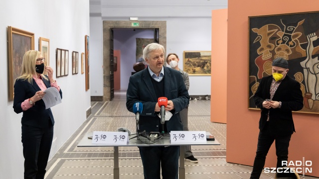 Wiele dzieł sztuki znajdujących się w powojennej kolekcji Muzeum Narodowego w Szczecinie, znalazło się tam z powodu nie tylko wartości artystycznej, lecz często ideowej. Ich zakup wspierał bowiem propagandę Ziem Odzyskanych.