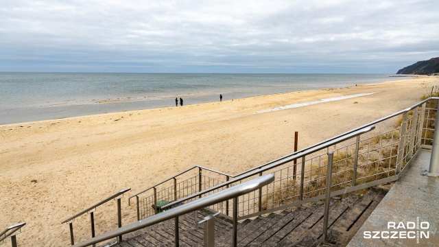 Plaża w Międzyzdrojach będzie poszerzana. Burmistrz Międzyzdrojów podpisał umowę w tej sprawie z Dyrektorem Urzędu Morskiego w Szczecinie.