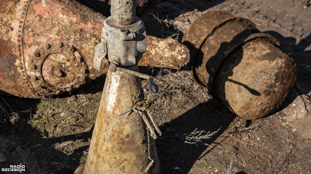 Podstawę baterii przeciwlotniczej oraz beczkę do wytwarzania zasłon dymnych - udało się wyłowić z dna Odry. Teraz archeologowie zbadają przedmioty.