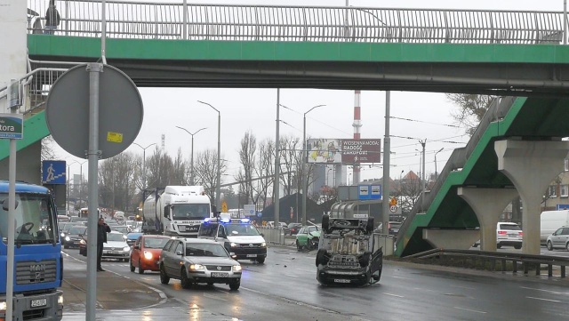 Na trasie na prawobrzeżną część miasta, przed Basenem Górniczym doszło do kolizji trzech samochodów.