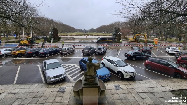 Zamknięty parking i wjazdy wokół gmachu - trwa drogowe zamieszanie w okolicy Urzędu Miasta w Szczecinie. Szczecińska Energetyka Cieplna rozkopała teren.