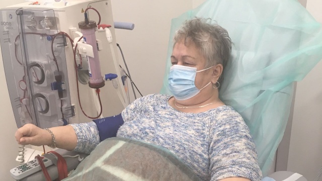W szpitalu na Pomorzanach w Szczecinie rozpoczęło się szczepienie przeciwko koronawirusowi pacjentów dializowanych. Preparaty podano w Centrum Dializ.