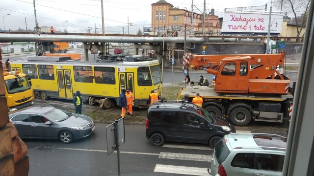 Wykolejenie tramwajowej 3 na Dworcowej.