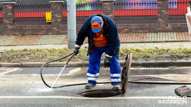 Do wieczora ekipy szczecińskiego ZWiK-u udrożnią przejazd ulicą Długosza oraz ulicą Łady. W tych częściach miasta doszło do awarii kanalizacji ogólnospławnej, co wymagało zajęcia części jezdni.