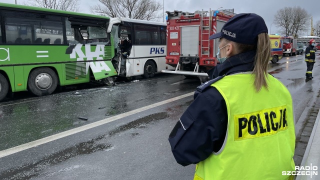 Około godz. 8 zderzyły się tam dwa autokary PKS i dwa busy, którymi podróżowało łącznie 46 osób.