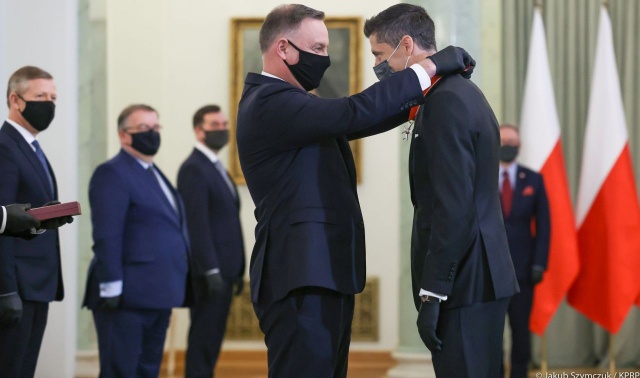 Prezydent odznaczył Roberta Lewandowskiego [WIDEO]