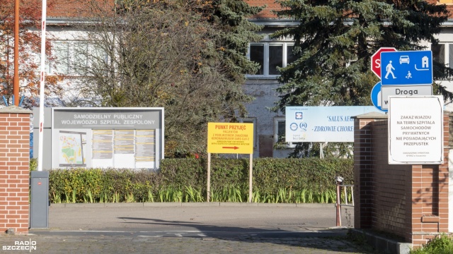 Tylko dwa wolne miejsca respiratorowe zostały w szpitalu przy ul. Arkońskiej w Szczecinie. W sumie w placówce jest ich 32, ale 30 jest już zajetych.