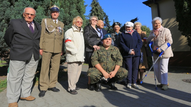 Brakuje 100 tysięcy złotych, żeby wysłać setkę kombatantów na zasłużony wypoczynek. Jak co roku zbiórkę na ten cel prowadzi Stowarzyszenie Paczka dla Bohatera. Żeby uzbierać pieniądze, wolontariusze zdecydowali się na zorganizowanie charytatywnego kiermaszu.