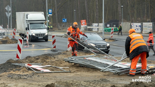 O godzinie 14 na Węźle Głębokie drogowcy wprowadzili kolejne zmiany w związku z budową nowego ronda i centrum przesiadkowego.