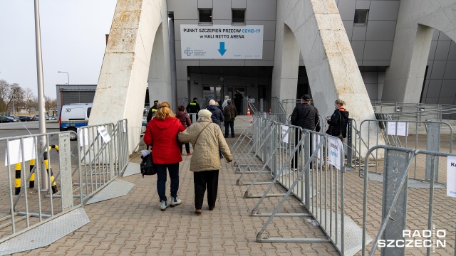 Specjalne płotki, które mają spowodować, by ludzie oczekujący na szczepionkę zachowali dystans, stanęły przed Netto Areną w Szczecinie.