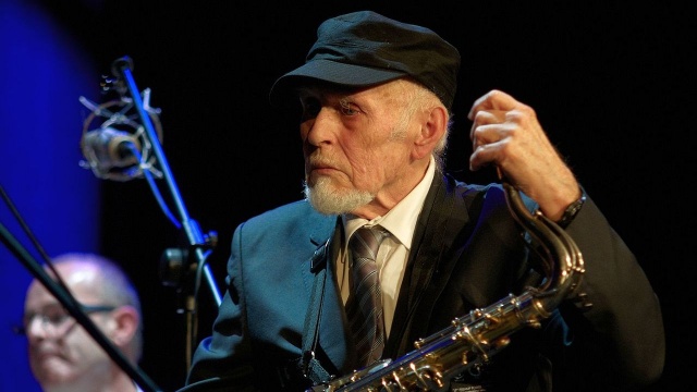 Ikona polskiego jazzu i legendarny radiowiec Jan Ptaszyn Wróblewski świętuje 85. urodziny. Od prawie pół wieku prowadzi w Programie 3 Polskiego Radia kultową audycję Trzy Kwadranse Jazzu.