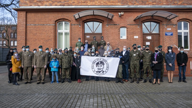 Wyruszyli z darami dzielić się dobrocią - rozpoczęła się V. edycja wielkanocnej Paczki dla Bohatera. W całej Polsce, również w Szczecinie, wolontariusze odwiedzają ludzi, którzy walczyli o wolność naszego kraju. W paczkach znajdują się artykuły spożywcze, ale też środki do dezynfekcji.
