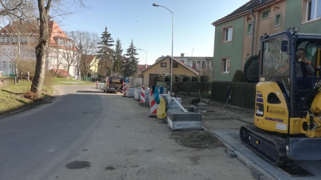 50 tysięcy złotych będzie kosztować remont chodnika przy pl. Majdanek w Stargardzie. Prace już się rozpoczęły, polegają m.in. na ułożeniu nowego chodnika z kostki i zakończą się w maju.