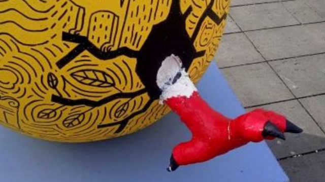 Cztery z jedenastu gigantycznych pisanek w Alei Kwiatowej jest zniszczonych. Wandale wyrwali łapę Gryfa, zabrali lampki, pomazali sprayem oraz wywrócili gigantyczne pisanki.