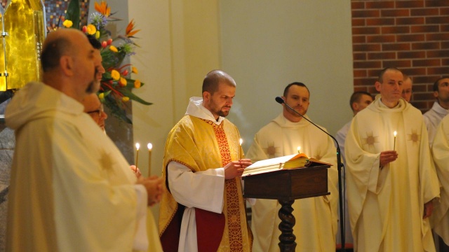 Wielka Sobota to trzeci dzień Triduum Paschalnego, czas ciszy i oczekiwania. Dzień, kiedy Jezus spoczywa w grobie, a wierni wyczekują na najważniejsze wydarzenie w dziejach chrześcijaństwa - Zmartwychwstanie.