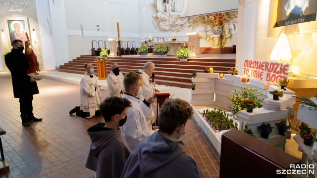 Msza św. rezurekcyjna zwiastująca Zmartwychwstanie Chrystusa to mocno zakorzeniona polska tradycja. Z samego rana towarzyszy jej procesja rezurekcyjna, która w tym roku z uwagi na epidemię, nie odbywa się w tradycyjnej formie.