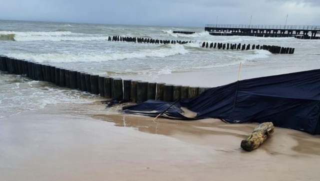 Na plaży w Ustroniu Morskim znaleziono ludzkie zwłoki. Ciało dryfowało na wodzie. Na brzeg wydostali je strażacy.