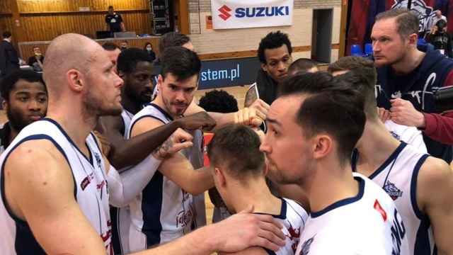 Koszykarze Kinga nie zawiedli i nadal mają szansę na awans do półfinału Mistrzostw Polski. Szczecinianie pokonali we wtorek Legię Warszawa 88:81 w trzecim ćwierćfinałowym meczu.
