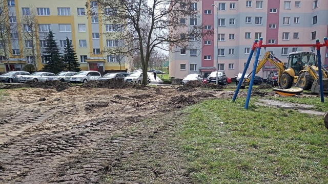 Będzie więcej placów zabaw w Stargardzie, również dla... dorosłych. Właśnie ruszyła budowa placu między ulicami Juliana Przybosia i Stanisława Żeromskiego.
