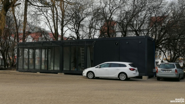 Dwa częściowo oszklone pawilony pojawiły się na leżącym w centrum Kołobrzegu Skwerze Pionierów.