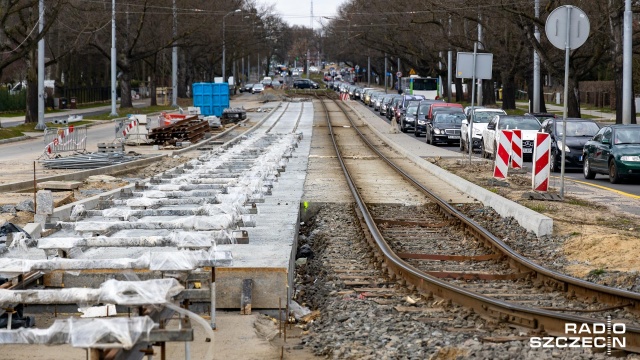 Trwa kładzenie ścieżek rowerowych oraz torowiska tramwajowego. Wykonawca prowadzi też prace brukarskie.