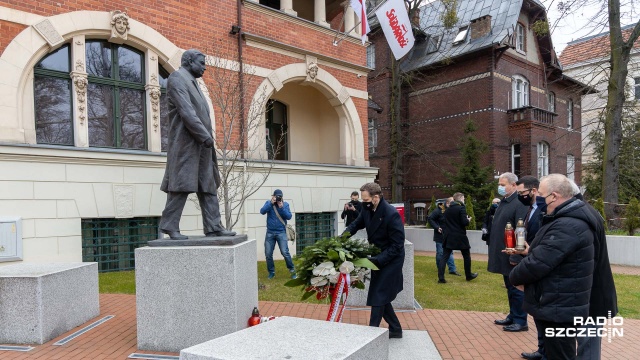 Na Rondzie Ofiar Katastrofy Smoleńskiej kwiaty i znicze złożyli posłowie PiS oraz wojewoda zachodniopomorski. W mieście zawyły syreny. W chwilę po godzinie 9 politycy Prawa i Sprawiedliwości wraz z wojewodą złożyli kwiaty i zapalili znicze przed pomnikiem śp. prezydenta Lecha Kaczyńskiego w al. Wojska Polskiego.
