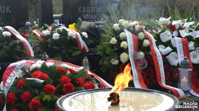 Przyjaciele i współpracownicy Sebastiana Karpiniuka odwiedzają kołobrzeski cmentarz, gdzie przy jego grobie wspominają posła zmarłego w katastrofie smoleńskiej.