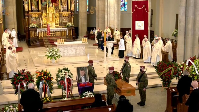 Salwą honorową oddaną nad grobem uczczono legendę polskiej muzyki - Krzysztofa Krawczyka. Artysta spoczął na cmentarzu parafialnym w Grotnikach, gdzie mieszkał. Piosenkarz zmarł w Poniedziałek Wielkanocny - 5 kwietnia, w wieku 74 lat. Artystę żegnali w sobotę między innymi przyjaciele i wierni fani.