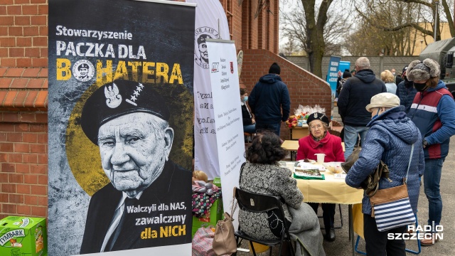 Wojskowe mundury, historyczne książki, ale też kanister barek, w którym zmieści się sześć szklanek i butelka alkoholu - między innymi takie rzeczy można było kupić podczas kiermaszu Paczki dla Bohatera.