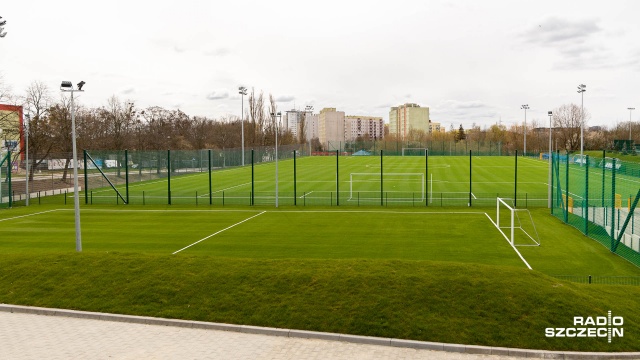 Mimo, iż nowy stadion jest gotowy, to nadal nie można na nim rozgrywać spotkań ligowych. Chodzi o przebudowany całkowicie obiekt przy ul. Bandurskiego w Szczecinie.