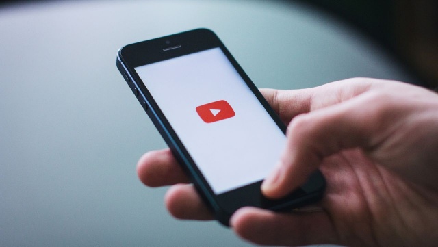 Jeszcze w sobotę trzy osoby zamieszane w bulwersujące nagranie - opublikowane przez youtubera Kamerzystę - mogą usłyszeć zarzuty. Trwa ich przesłuchanie.