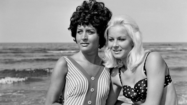 Niewydepilowane w bikini na plaży - takie były kobiety PRL-u - i takie też można je podziwiać na wystawie fotograficznej w Miejskiej Bibliotece w Międzyzdrojach.