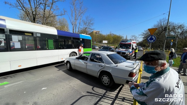 Dwie osoby ranne po zderzeniu samochodu osobowego z autobusem komunikacji miejskiej. Do zdarzenia doszło przy skrzyżowaniu ulic Chopina i Wiśniowy Sad w Szczecinie.