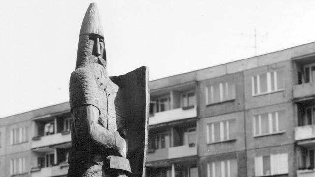 Nowa, drewniana rzeźba rycerza już powstaje. O jej zamówieniu zdecydowały w ubiegłym roku władze miasta. Jej wykonania podjął się snycerz z Tuczna - Stefan Szymoniak, który już zaczął pracę - postać powstanie z pięciometrowego dębowego kloca.