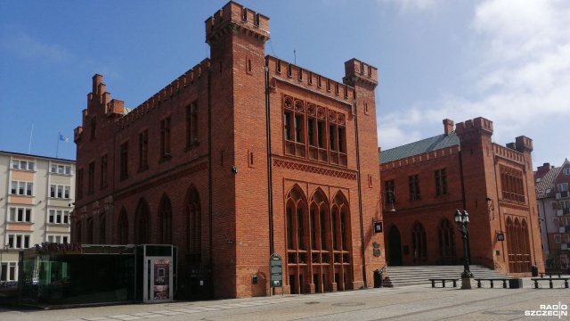 Władze Kołobrzegu zapowiadają remont miejscowego ratusza. Prace zaczną się od piwnic zabytkowego budynku.