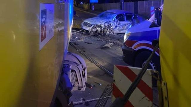 Poważnie wyglądająca kolizja w Szczecinie: w piątek około godziny 22.30 na ulicy Stalmacha samochód osobowy wjechał między wagony jadącego tramwaju linii 11.