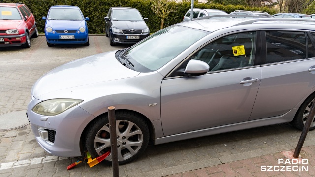 Walka o miejsca parkingowe na Osiedlu Polonia w Szczecinie. Część mieszkańców wzywa Straż Miejską do nieprawidłowo zaparkowanych samochodów. Wcześniej było dobrze i nagle pojawiły się zakazy - tłumaczą kierowcy, którzy nie mają gdzie zostawić swoich aut.
