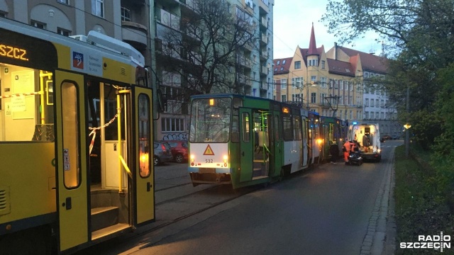 Tramwajowe 5 i 11 mają kilkunastominutowe opóźnienia po tym, jak przy ulicy Malczewskiego w jednym ze składów po godzinie 20 zasłabł pasażer.