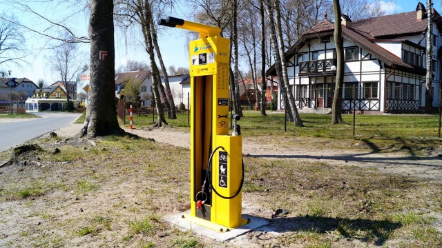 Stacja do samodzielnej naprawy rowerów stanęła w Łukęcinie. Może z niej skorzystać każdy rowerzysta, który musi dokonać szybkich napraw.