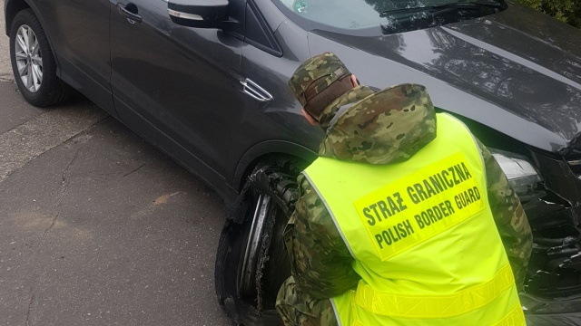 Uciekał przed niemiecką policją, a dorwała go polska Straż Graniczna. Granicznicy ze Szczecina zatrzymali w Kołbaskowie kierowcę kradzionego Forda Kuga, który wcześniej nie zatrzymał się do kontroli niemieckich służb.