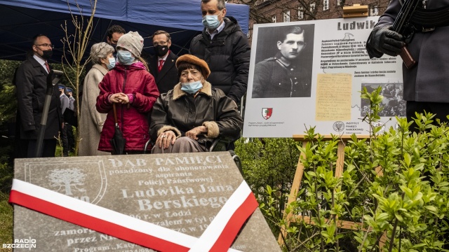 Policjanci zamordowani przez sowietów w Katyniu upamiętnieni w Szczecinie. Dęby Pamięci zasadzono przy Komendzie Wojewódzkiej Policji, komisariacie w Dąbiu, a także przy ul. Wernyhory.