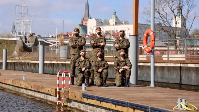 Rekruterzy w pandemii mieli trudne zadanie, ale udało im się przekonać do munduru kilkadziesiąt osób. 14. Zachodniopomorska Brygada Wojsk Obrony Terytorialnej planuje kolejną przysięgę na maj, i okazuje się, że zasili ją ponad 60 rekrutów.
